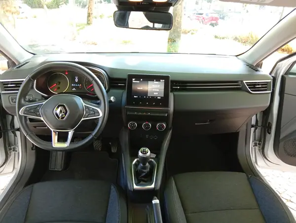 Renault Clio 2020 - 13300 EUR, 83700 km - AUTO.MOTO.pt - 83700km - foto 7 de 15