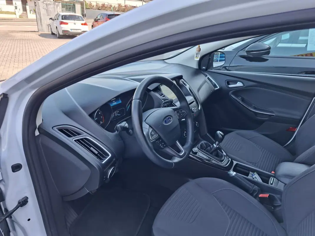 Ford Focus 2017 - 11500 EUR, 55000 km - AUTO.MOTO.pt - 55000km - foto 31 de 32