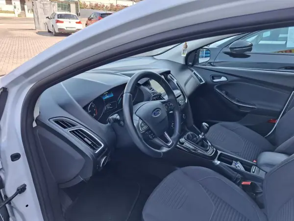 Ford Focus 2017 - 11500 EUR, 55000 km - AUTO.MOTO.pt - 55000km - foto 31 de 32