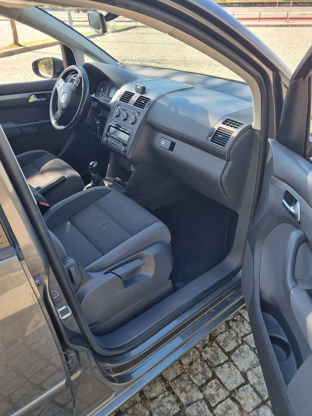 Volkswagen Touran 2014 - 13500 EUR, 124157 km - AUTO.MOTO.pt - 124157km - foto 5 de 6