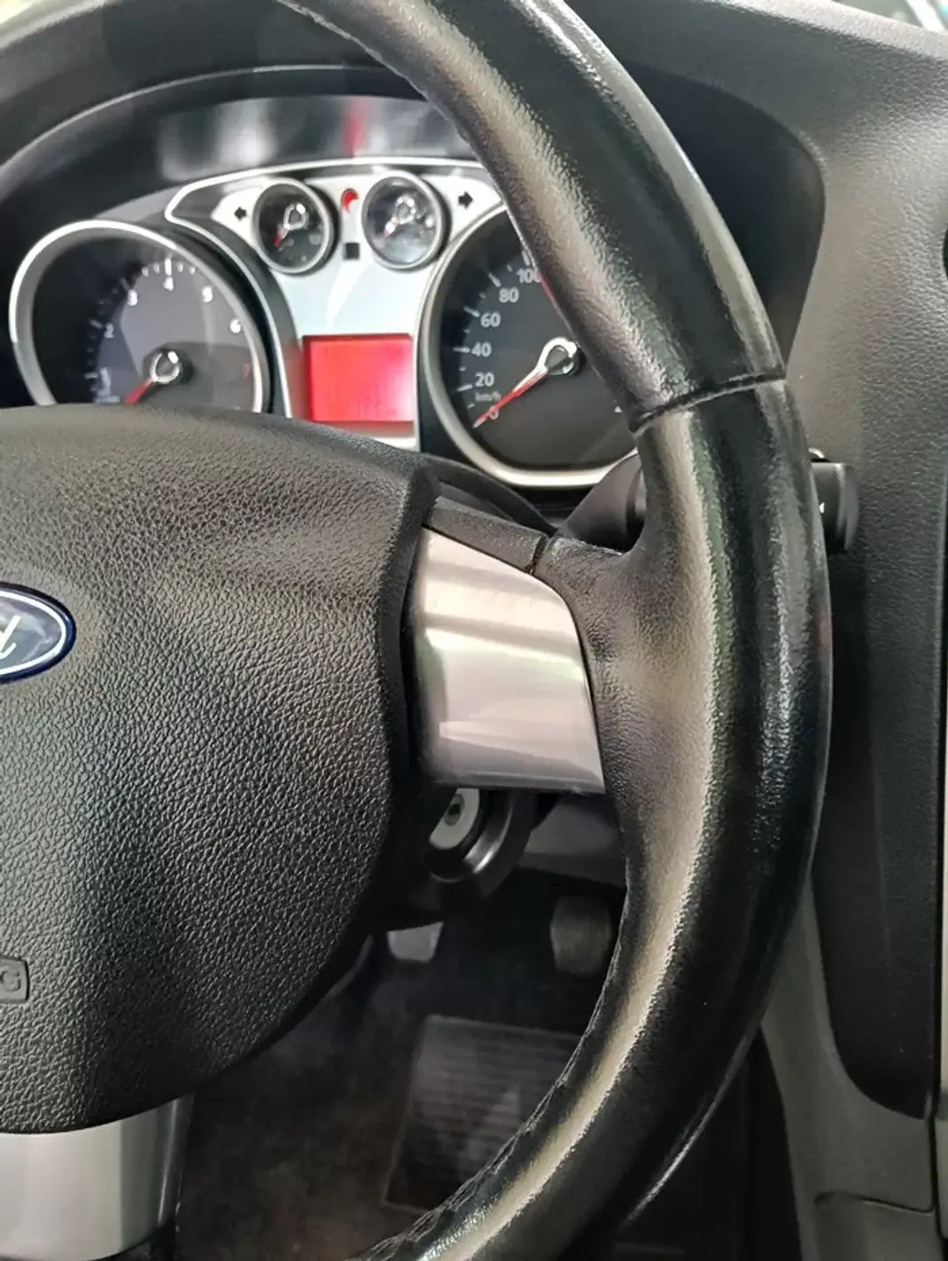 Ford Focus SW 2010 - 5990 EUR, 112000 km - AUTO.MOTO.pt - 112000km - foto 22 de 51