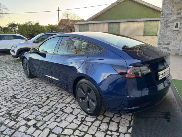 Tesla Model 3 2021 - 26500 EUR, 105000 km - AUTO.MOTO.pt - 105000km - foto 6 de 37