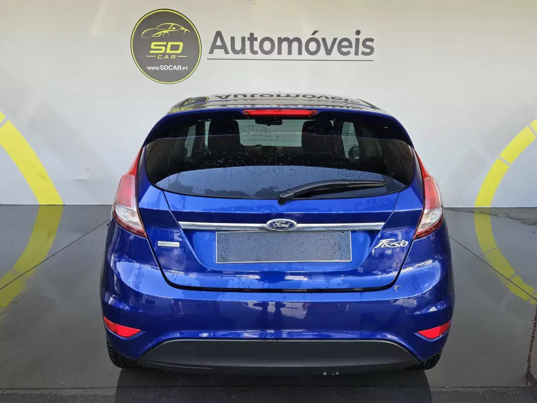 Ford Fiesta 2015 - 7990 EUR, 144000 km - AUTO.MOTO.pt - 144000km - foto 4 de 8