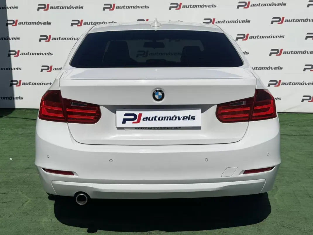 BMW 318 2013 - 13500 EUR, 239000 km - AUTO.MOTO.pt - 239000km - foto 8 de 22