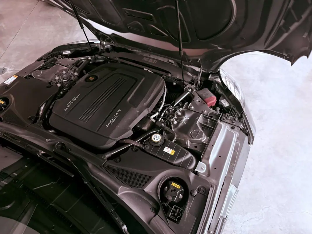 Jaguar F-Type 2018 - 46000 EUR, 64300 km - AUTO.MOTO.pt - 64300km - foto 38 de 135