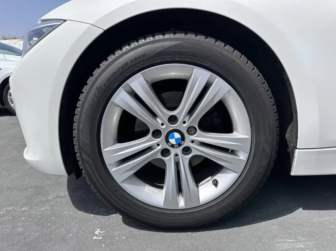 BMW 318 2014 - 12900 EUR, 200000 km - AUTO.MOTO.pt - 200000km - foto 14 de 52