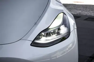 Tesla Model Y 2023 - 37900 EUR, 74250 km - AUTO.MOTO.pt - 74250km - foto 8 de 40
