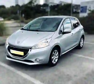 Peugeot 208 2015 - 8500 EUR, 104000 km - AUTO.MOTO.pt - 104000km - foto 4 de 15