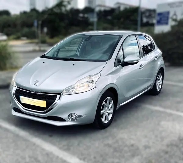 Peugeot 208 2015 - 8500 EUR, 104000 km - AUTO.MOTO.pt - 104000km - foto 4 de 15