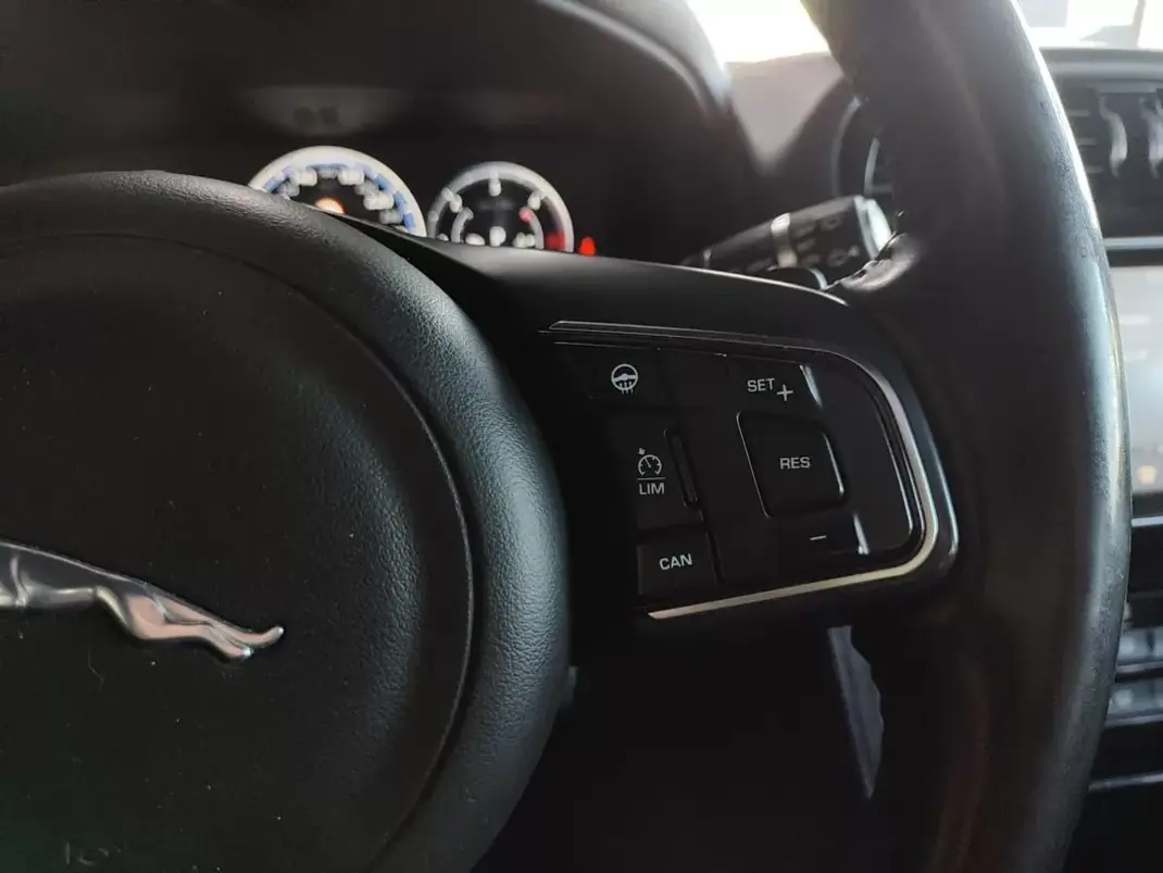 Jaguar F-Pace 2017 - 22500 EUR, 147000 km - AUTO.MOTO.pt - 147000km - foto 30 de 40