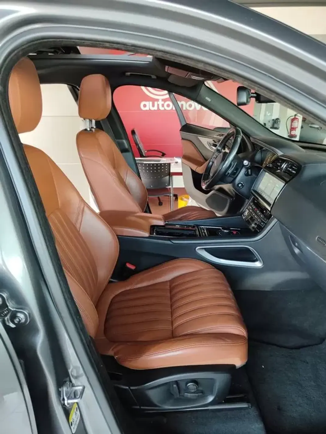 Jaguar F-Pace 2017 - 22500 EUR, 147000 km - AUTO.MOTO.pt - 147000km - foto 18 de 40