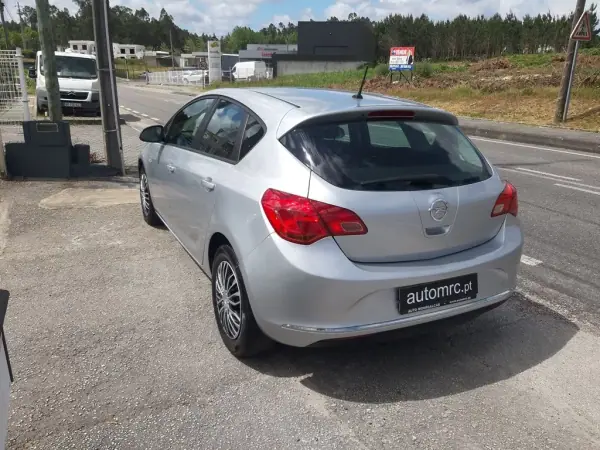 Opel Astra 2013 - 9900 EUR, 179980 km - AUTO.MOTO.pt - 179980km - foto 7 de 35