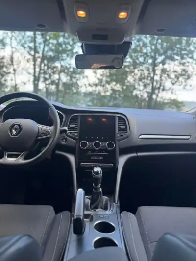 Renault Mégane Break 2022 - 17500 EUR, 116925 km - AUTO.MOTO.pt - 116925km - foto 13 de 19