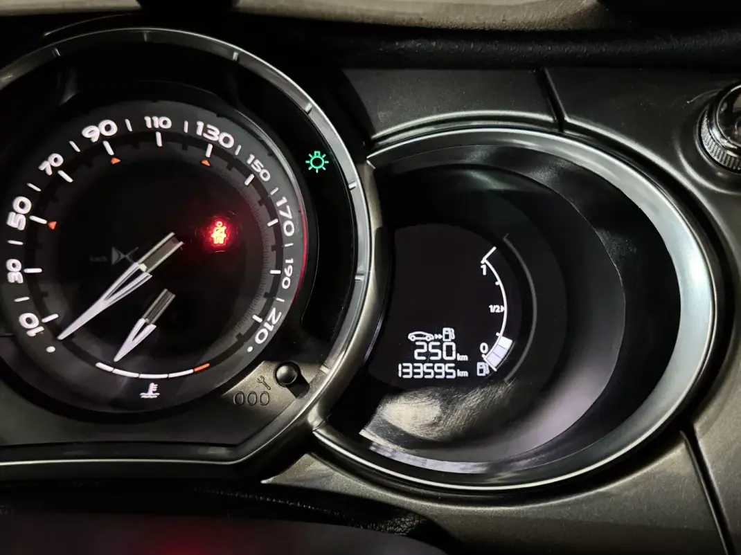 DS 3 CABRIO 2018 - 12900 EUR, 133595 km - 133595km - foto 27 de 39