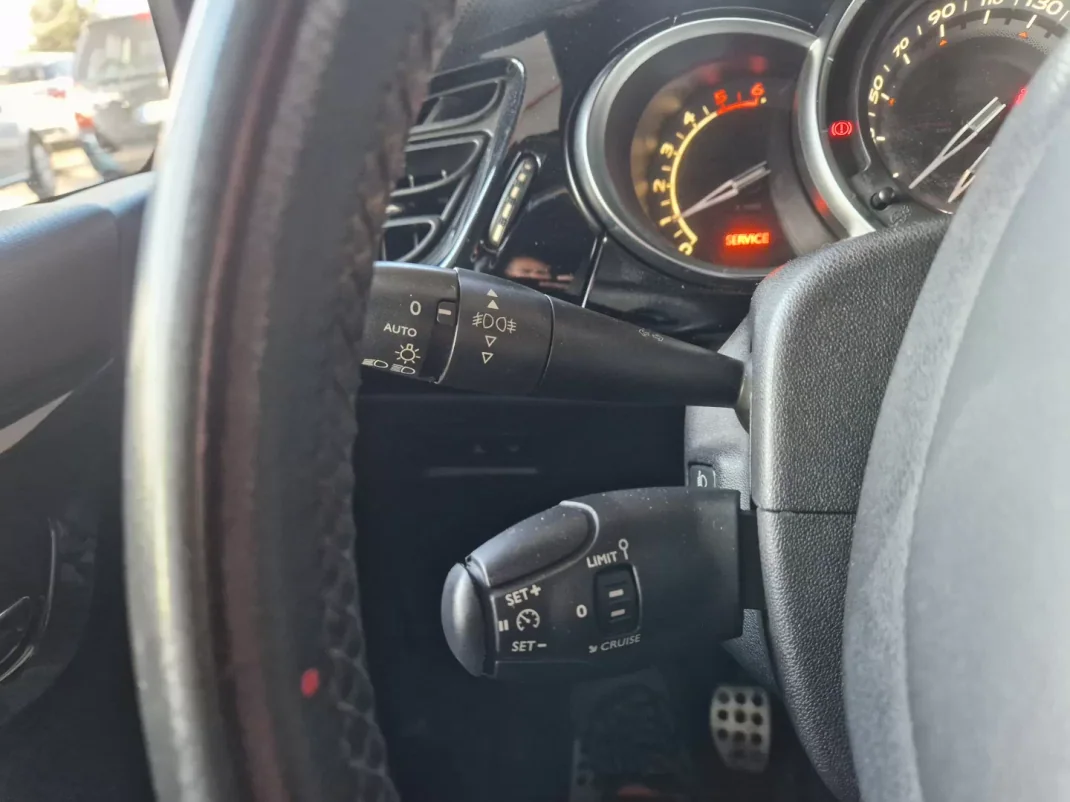 DS DS3 2011 - 9990 EUR, 188000 km - AUTO.MOTO.pt - 188000km - foto 12 de 22