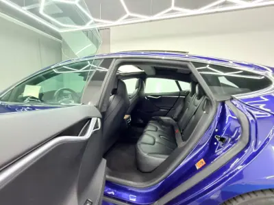 Tesla Model S 2017 - 18000 EUR, 250000 km - AUTO.MOTO.pt - 250000km - foto 9 de 24