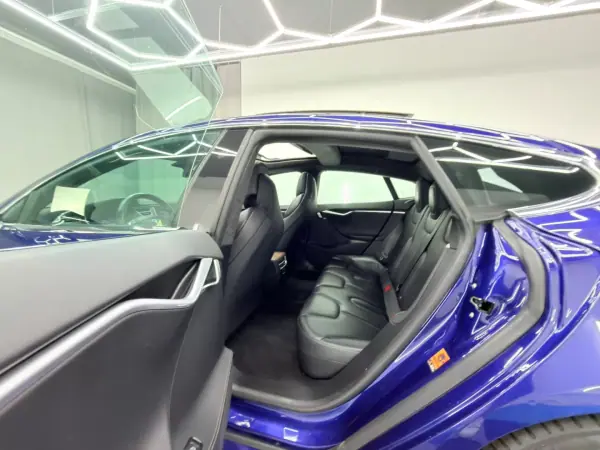 Tesla Model S 2017 - 18000 EUR, 250000 km - AUTO.MOTO.pt - 250000km - foto 9 de 24