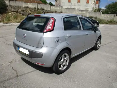 Fiat Grande Punto 2009 - 5900 EUR, 168000 km - AUTO.MOTO.pt - 168000km - foto 8 de 11