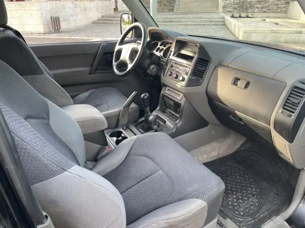 Mitsubishi Pajero 2000 - 15900 EUR, 277000 km - AUTO.MOTO.pt - 277000km - foto 4 de 8