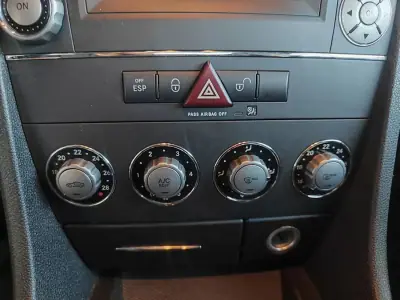 Mercedes-Benz SLK 200 2010 - 21500 EUR, 79000 km - AUTO.MOTO.pt - 79000km - foto 27 de 32