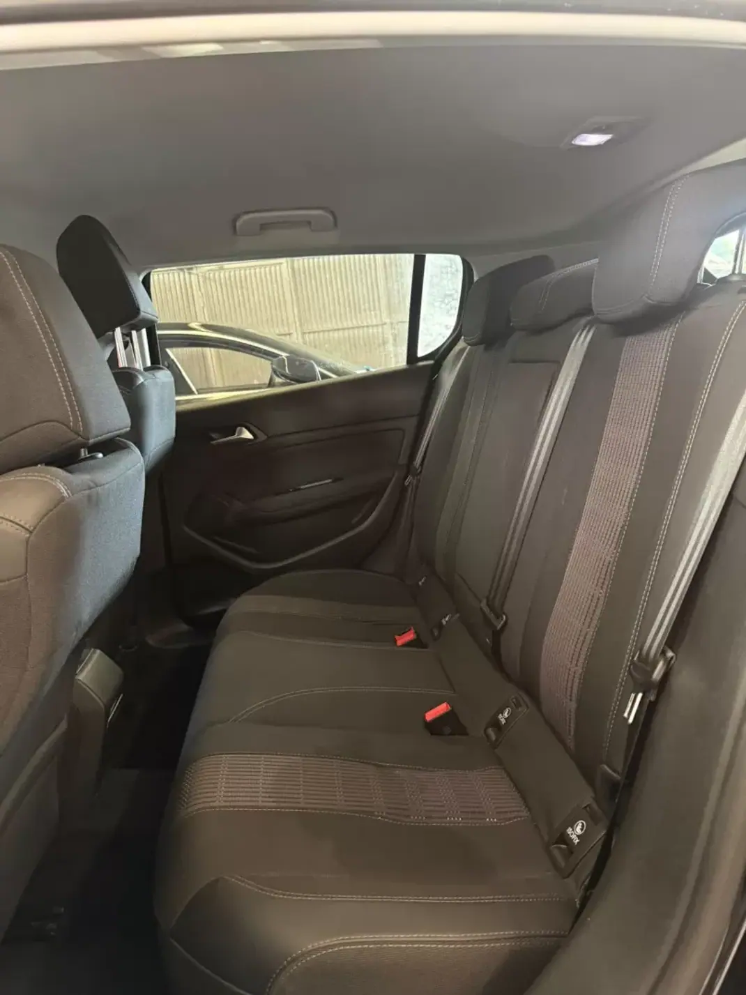 Peugeot 308 2019 - 11900 EUR, 154000 km - 154000km - foto 8 de 8