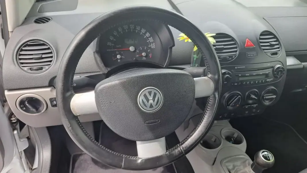 Volkswagen New Beetle Cabriolet 2004 - 9890 EUR, 127830 km - AUTO.MOTO.pt - 127830km - foto 42 de 48