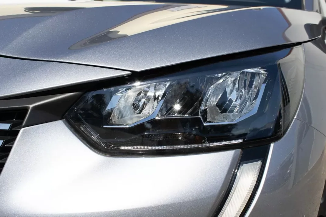 Peugeot 208 2023 - 16999 EUR, 96737 km - AUTO.MOTO.pt - 96737km - foto 9 de 34