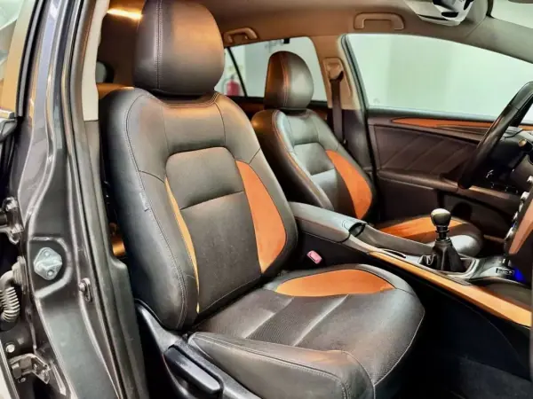 Toyota Avensis Touring Sports 2015 - 13750 EUR, 144000 km - AUTO.MOTO.pt - 144000km - foto 53 de 58