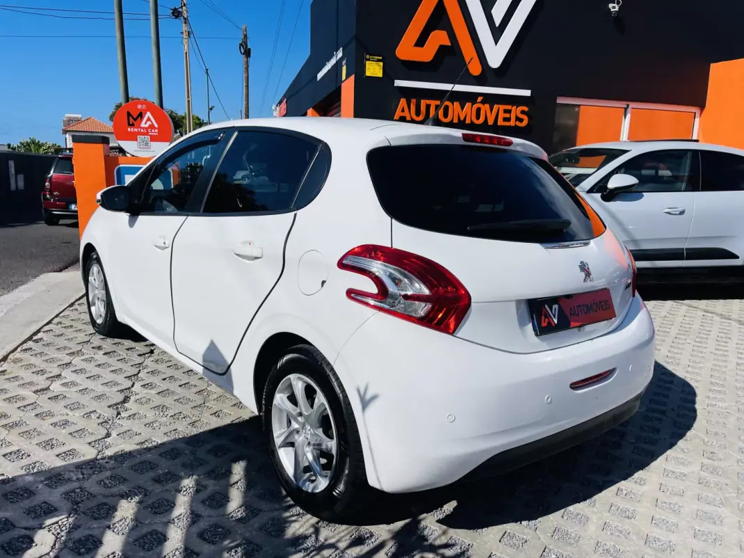 Peugeot 208 2013 - 9950 EUR, 188022 km - AUTO.MOTO.pt - 188022km - foto 5 de 12