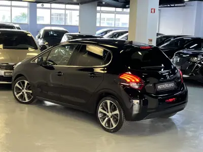 Peugeot 208 2016 - 9990 EUR, 99000 km - AUTO.MOTO.pt - 99000km - foto 21 de 46
