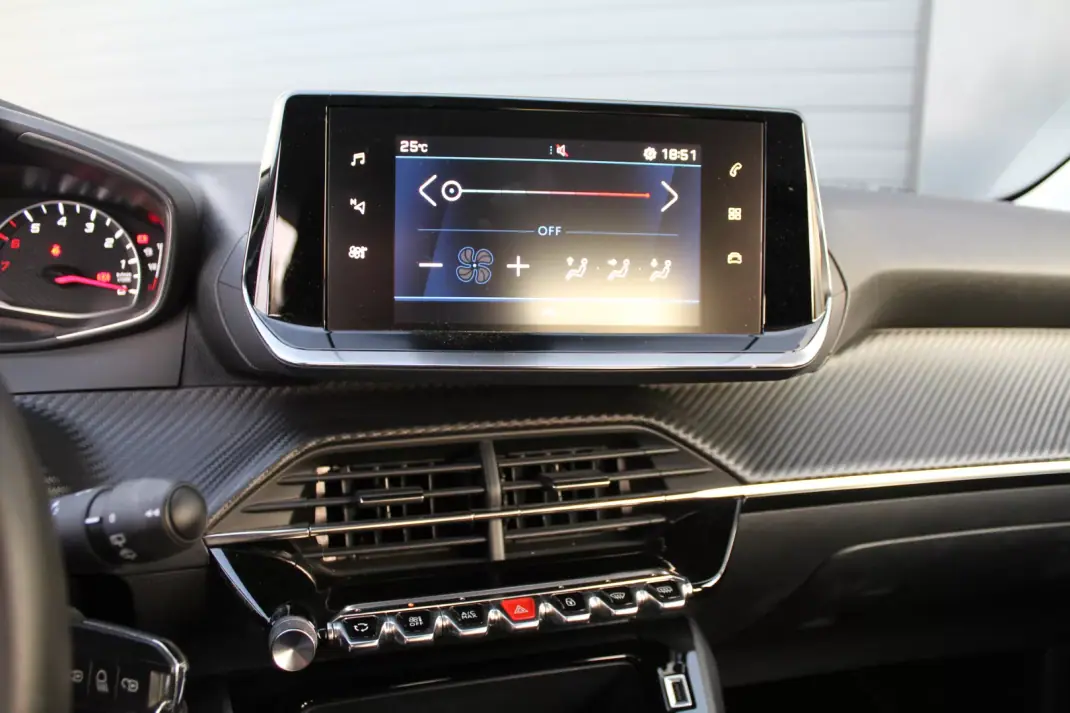 Peugeot 208 2021 - 16200 EUR, 27000 km - AUTO.MOTO.pt - 27000km - foto 18 de 19