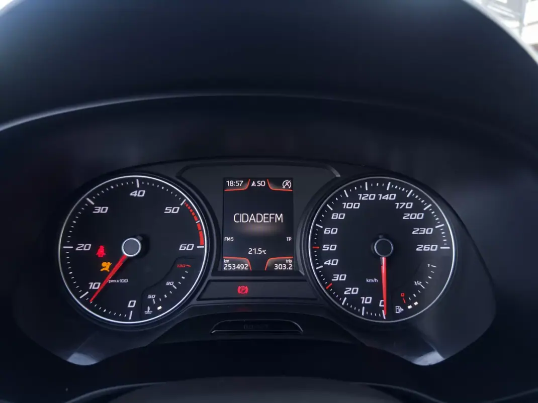 SEAT Leon 2013 - 11500 EUR, 253000 km - AUTO.MOTO.pt - 253000km - foto 22 de 38