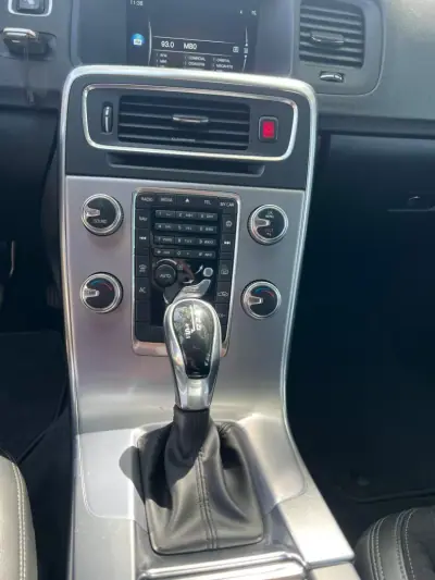 Volvo V60 2016 - 15900 EUR, 155935 km - AUTO.MOTO.pt - 155935km - foto 27 de 28