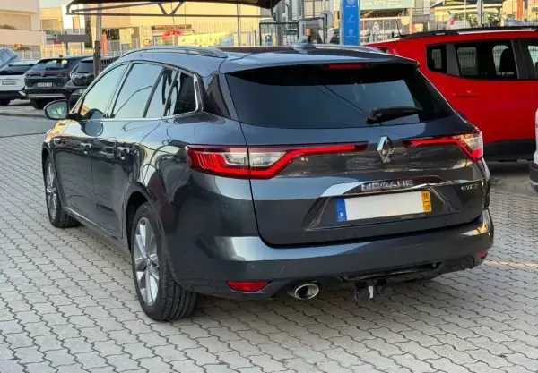Renault Mégane Sport Tourer 2018 - 15950 EUR, 122000 km - AUTO.MOTO.pt - 122000km - foto 4 de 19