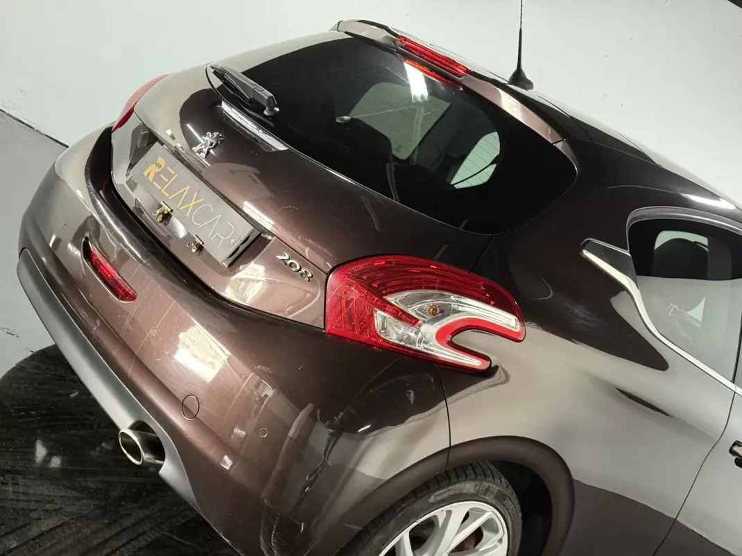 Peugeot 208 2012 - 6500 EUR, 236500 km - AUTO.MOTO.pt - 236500km - foto 11 de 21