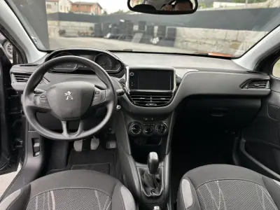 Peugeot 208 2015 - 7990 EUR, 73000 km - AUTO.MOTO.pt - 73000km - foto 45 de 51