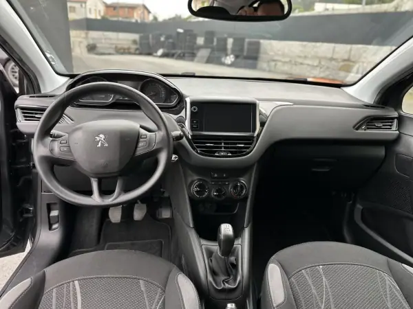 Peugeot 208 2015 - 7990 EUR, 73000 km - AUTO.MOTO.pt - 73000km - foto 45 de 51