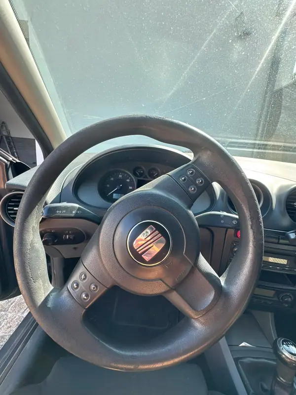 SEAT Ibiza 2008 - 4600 EUR, 242000 km - AUTO.MOTO.pt - 242000km - foto 8 de 9