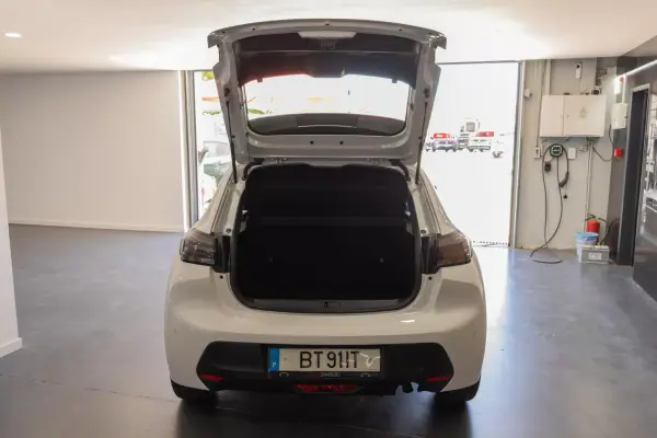 Peugeot 208 2025 - 18300 EUR, 20410 km - AUTO.MOTO.pt - 20410km - foto 3 de 13