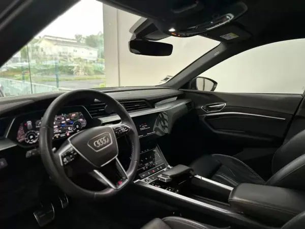 Audi Q8 e-Tron Sportback 2023 - 49500 EUR, 93000 km - AUTO.MOTO.pt - 93000km - foto 14 de 31