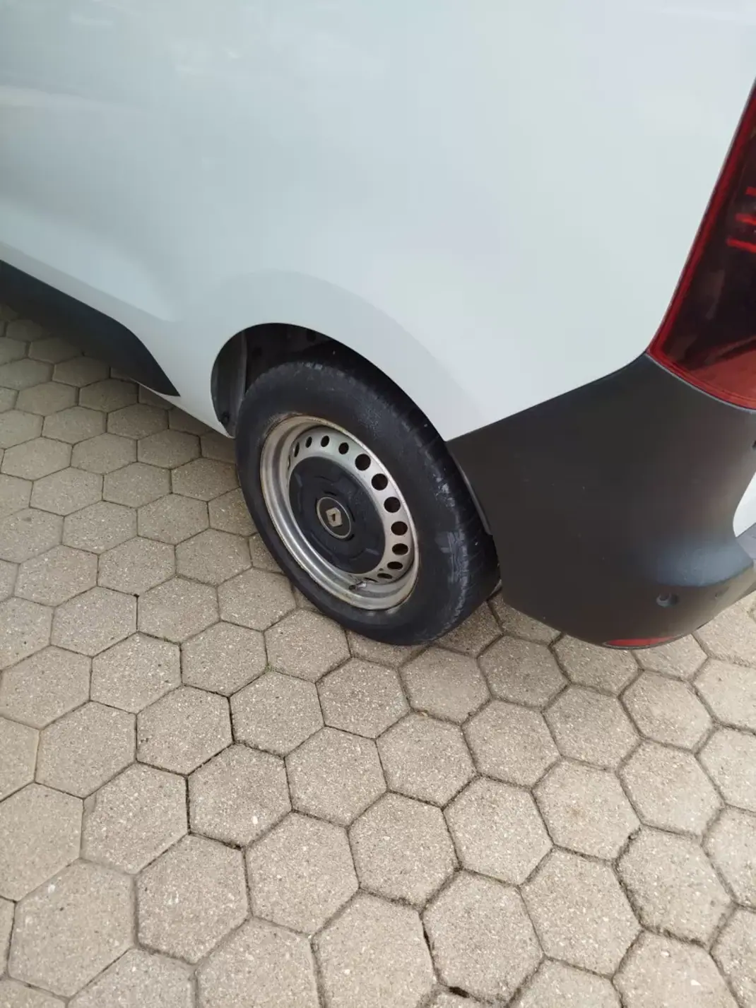 Renault EXPRESS 1.5 DCI BLUE 95 CONFORT 2021 - 14900 EUR, 77183 km - AUTO.MOTO.pt - 77183km - foto 2 de 11