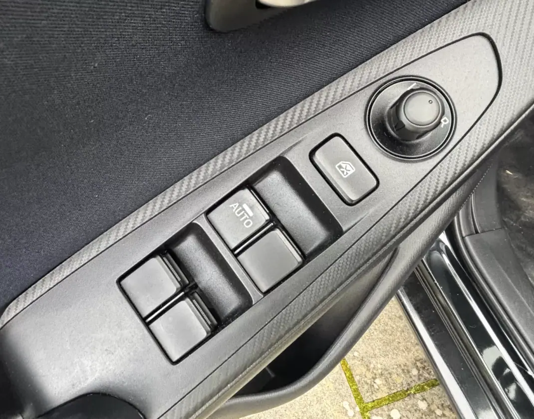 Mazda 2 2015 - 11500 EUR, 75000 km - AUTO.MOTO.pt - 75000km - foto 18 de 33