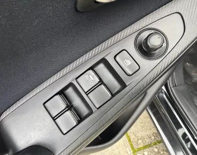 Mazda 2 2015 - 11500 EUR, 75000 km - AUTO.MOTO.pt - 75000km - foto 18 de 33