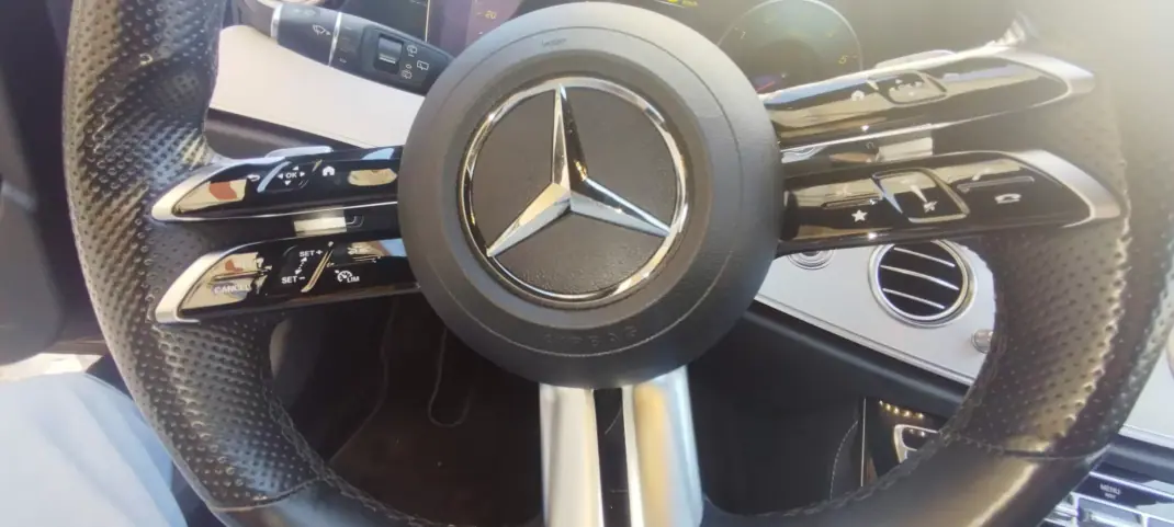 Mercedes-Benz E 300 2022 - 34950 EUR, 125970 km - AUTO.MOTO.pt - 125970km - foto 15 de 36