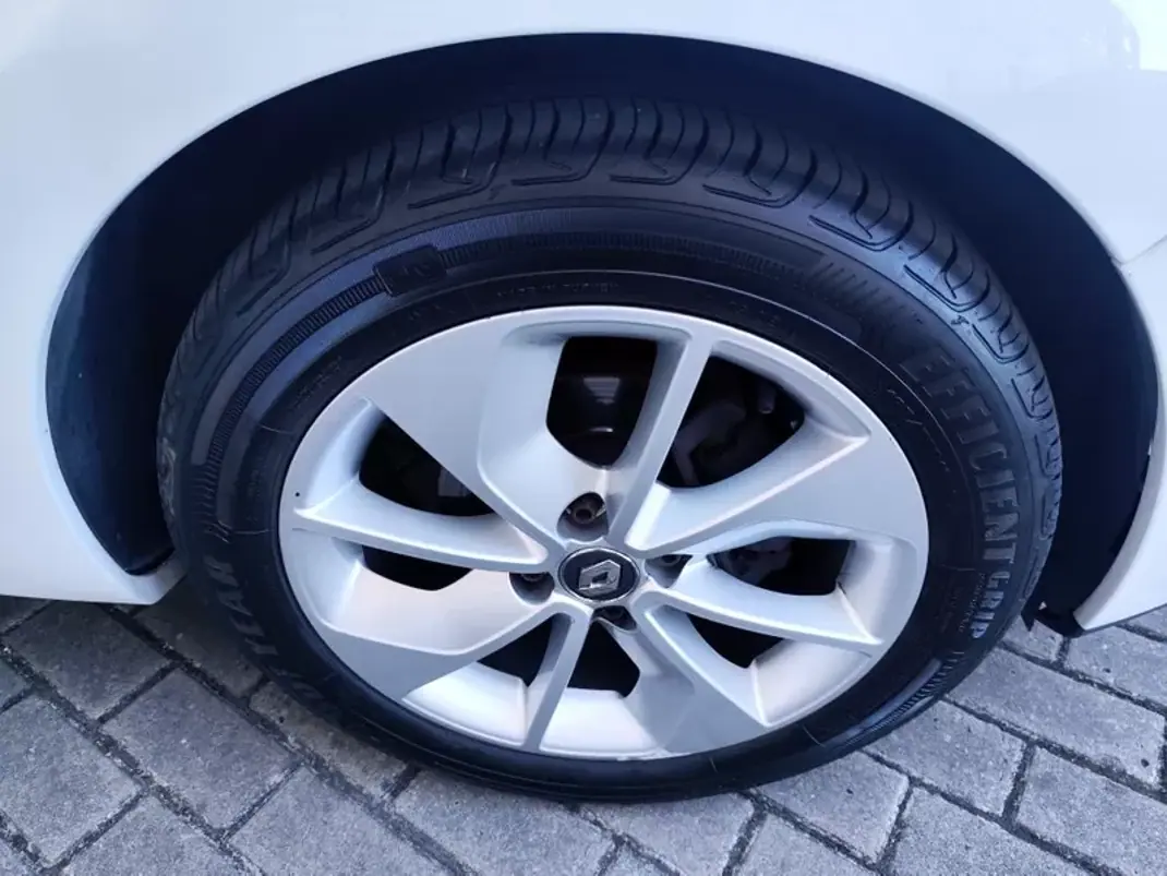 Renault Clio Sport Tourer 2018 - 8980 EUR, 250000 km - AUTO.MOTO.pt - 250000km - foto 22 de 23