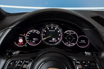 Porsche Cayenne Coupé 2021 - 120000 EUR, 93815 km - AUTO.MOTO.pt - 93815km - foto 8 de 22