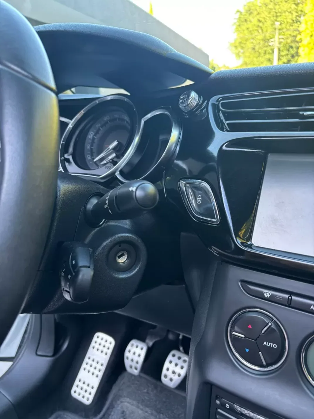 Citroën DS3 2013 - 10900 EUR, 135000 km - AUTO.MOTO.pt - 135000km - foto 26 de 31