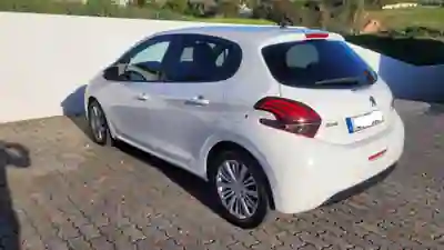 Peugeot 208 2016 - 7990 EUR, 83697 km - AUTO.MOTO.pt - 83697km - foto 10 de 10