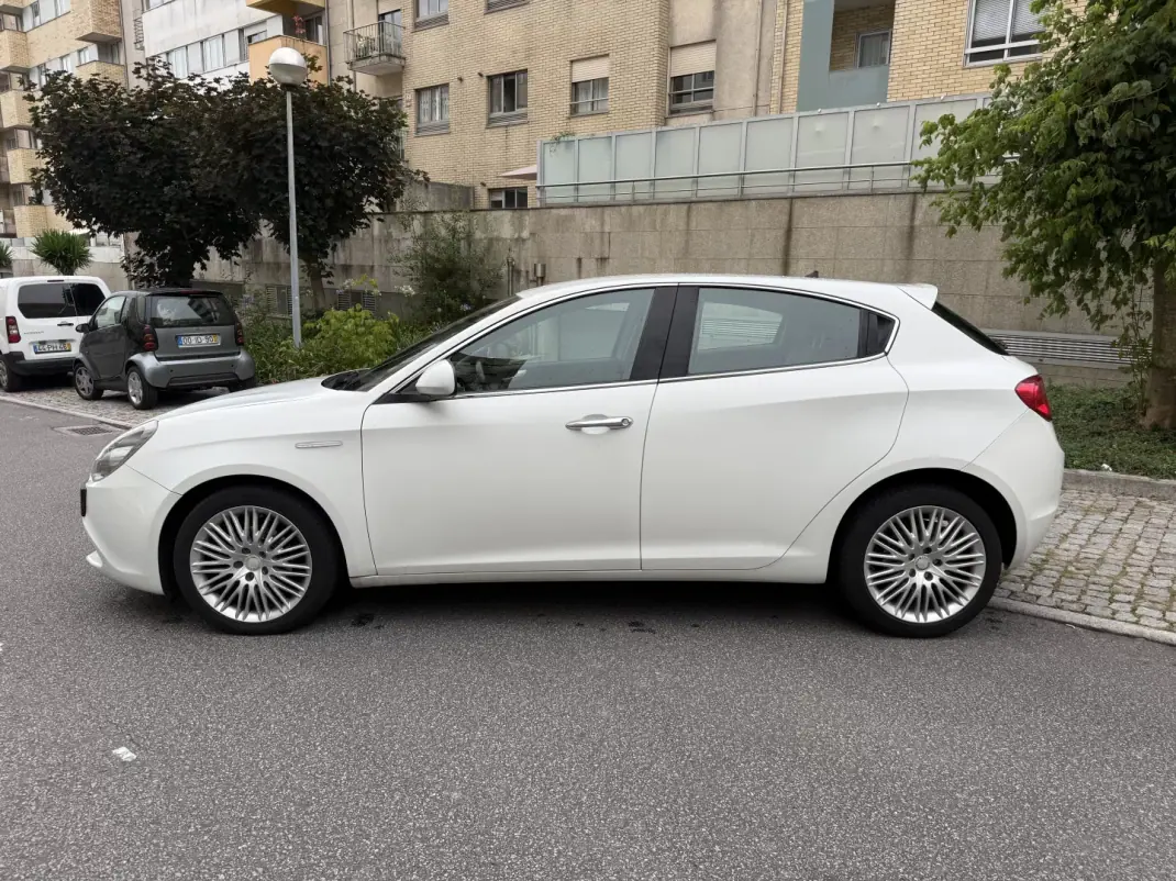 Alfa Romeo Giulietta 2014 - 7950 EUR, 197000 km - AUTO.MOTO.pt - 197000km - foto 9 de 15