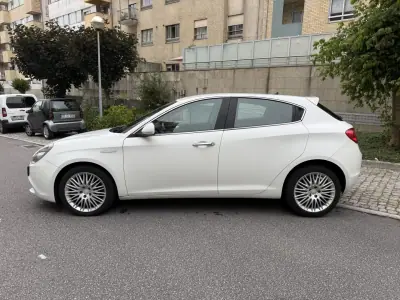 Alfa Romeo Giulietta 2014 - 7950 EUR, 197000 km - AUTO.MOTO.pt - 197000km - foto 9 de 15